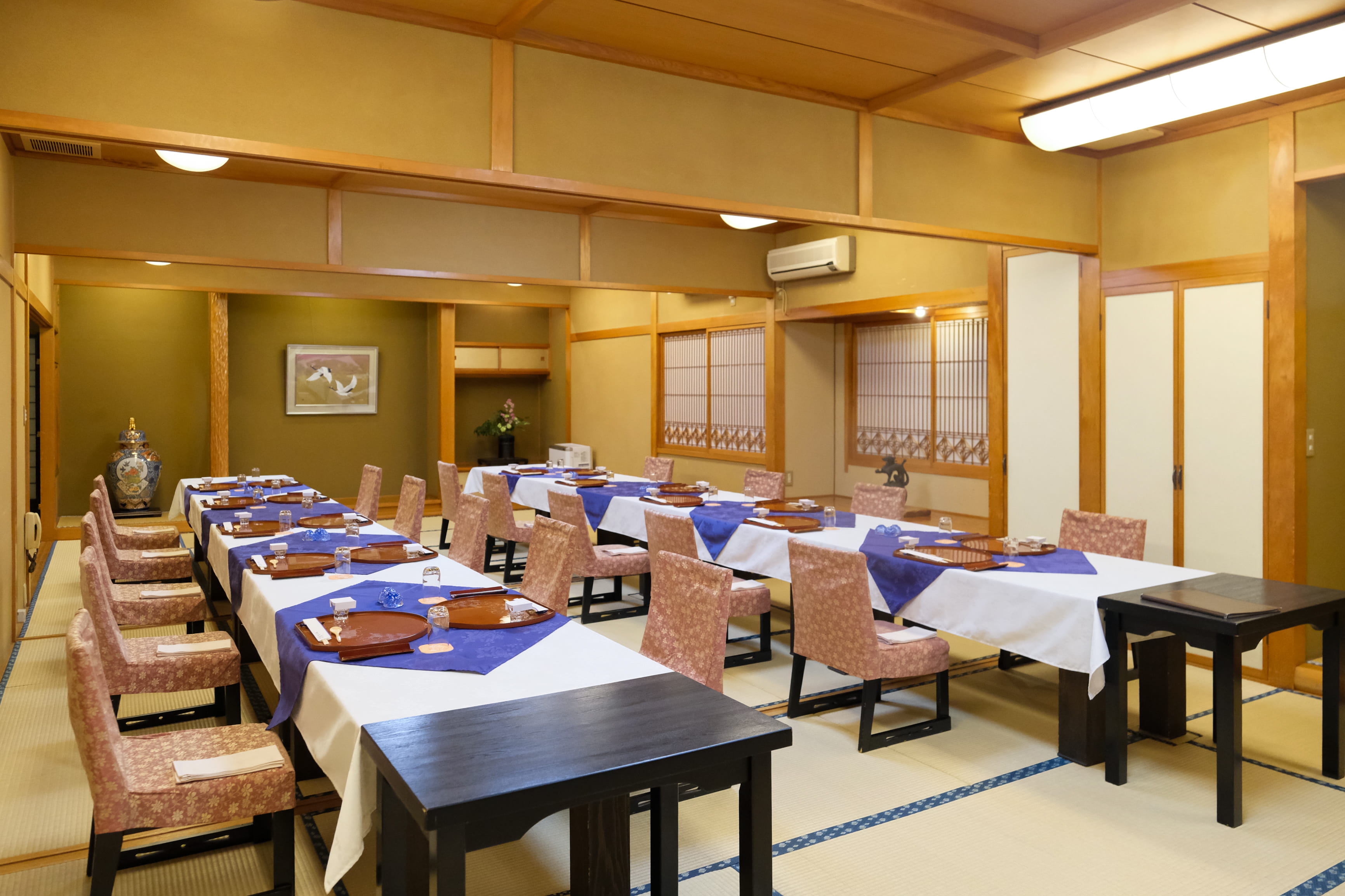 宴席の設えが整えられた大広間