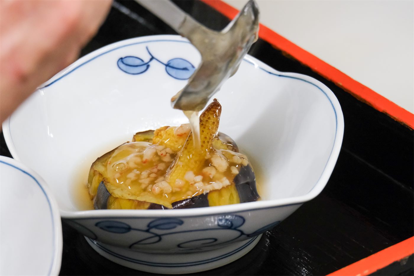 炊きあげた茄子に餡をかける