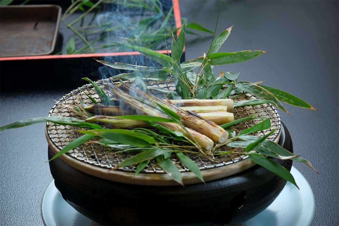 笹を敷いて蒸し焼きにした月山筍
