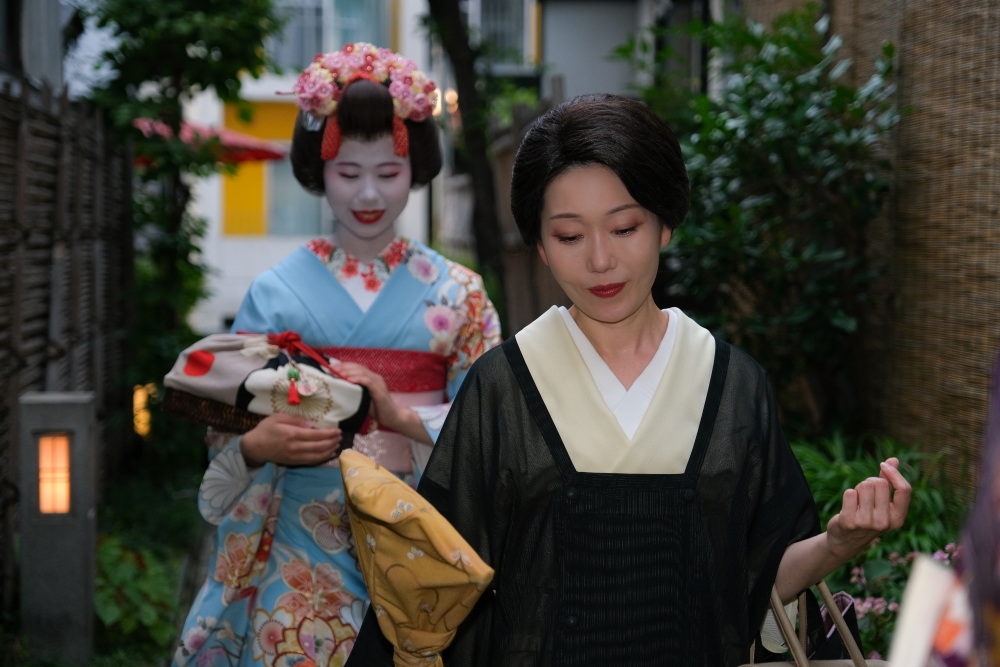 舞妓を出迎える女将