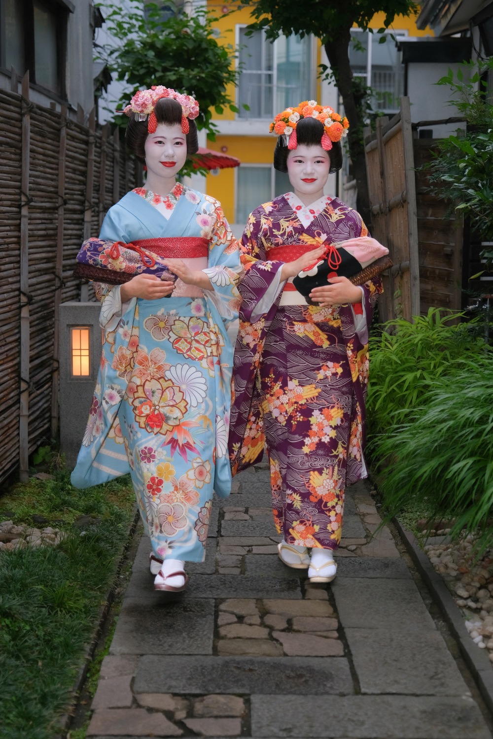 石畳の路地をゆく、やまがた舞妓