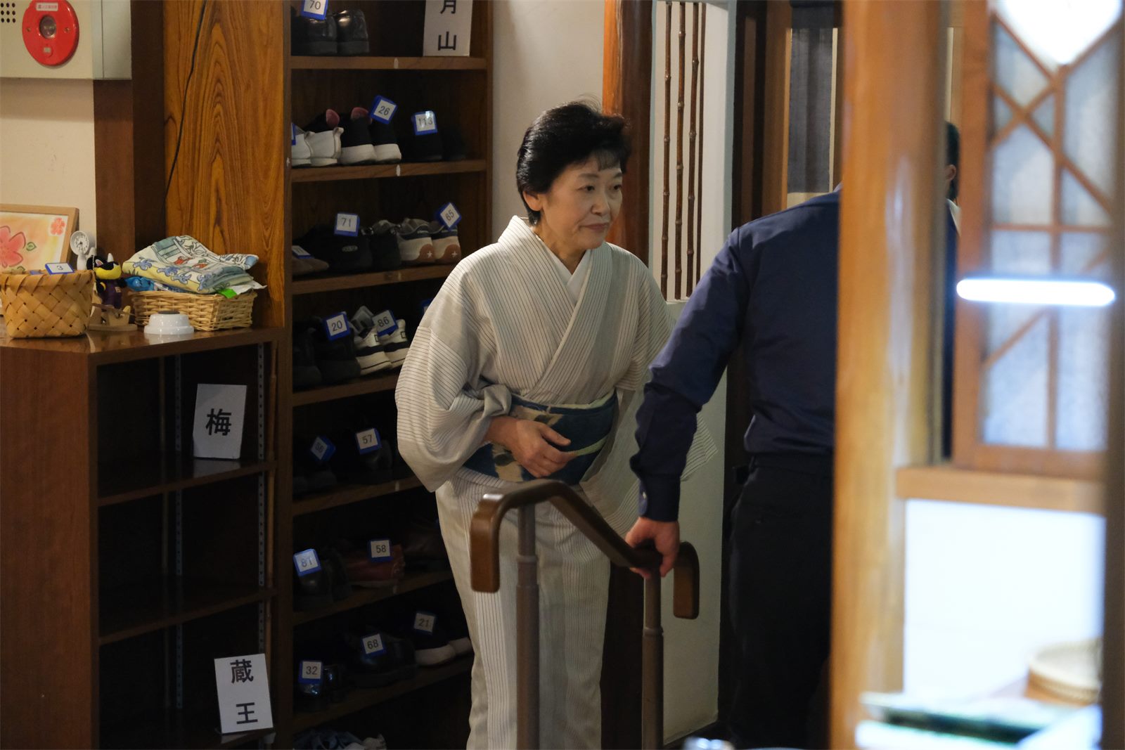 お客様を席へと案内する女将