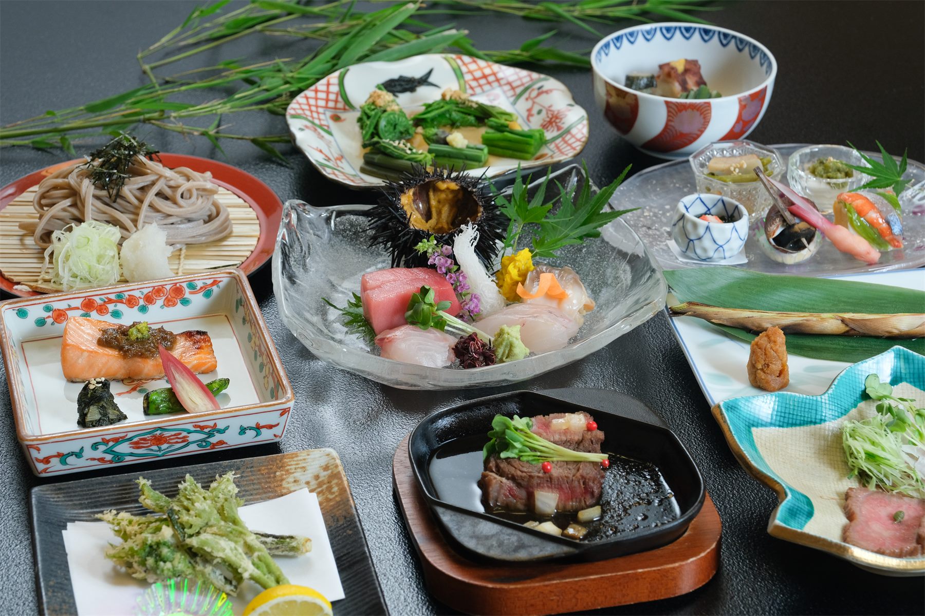 初夏のおまかせ会席。旬の恵みが並ぶ食卓