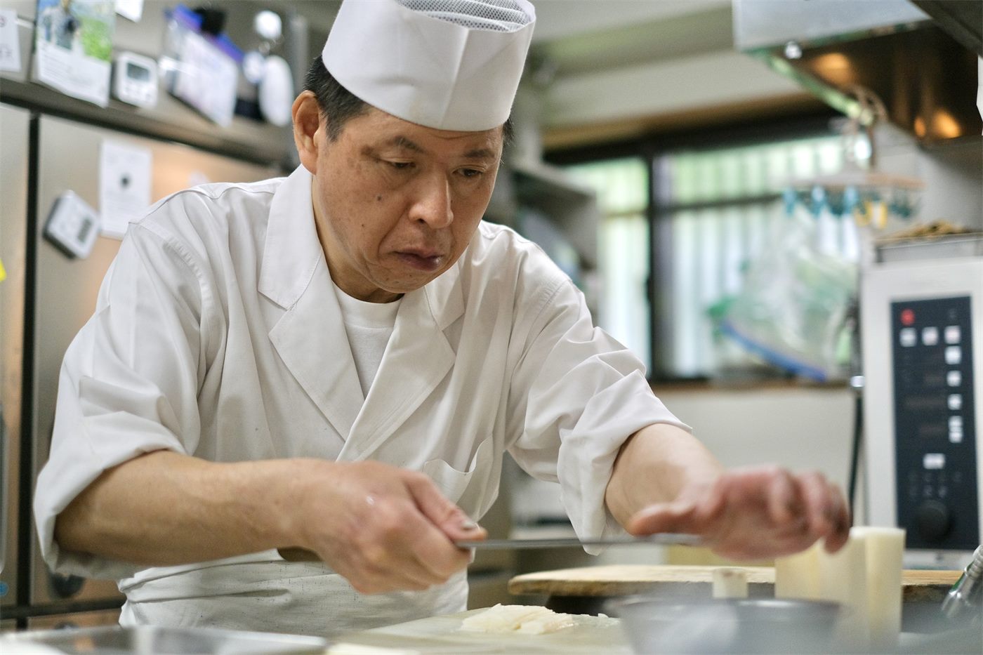 盛り付けに向かう板前